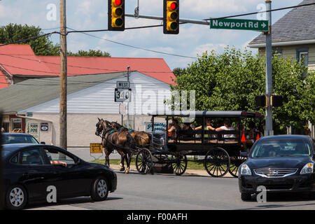 Amish buggies condividono la carreggiata in Lancaster County, PA. Foto Stock