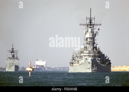 Canale di Suez, Egitto - 1988 --l'US Navy Corazzata USS Iowa (BB61) e USS Ticonderoga transita il Canale di Suez. Foto Stock