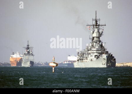 Canale di Suez, Egitto - 1988 --l'US Navy Corazzata USS Iowa (BB61) e USS Ticonderoga transita il Canale di Suez. Foto Stock