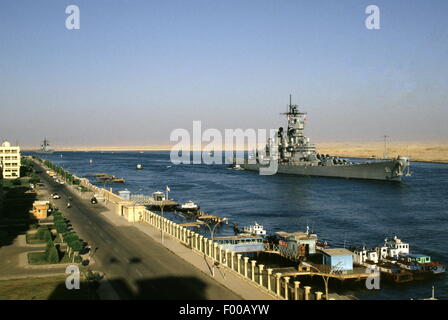 Canale di Suez, Egitto - 1988 --l'US Navy Corazzata USS Iowa (BB61) e USS Ticonderoga transita il Canale di Suez. Foto Stock