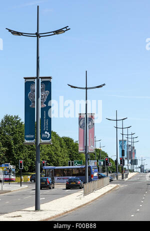 Banner su pali della luce su una strada a Stoke on Trent visualizzazione ceramiche locali di imprese e Hanley Museum Foto Stock