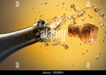 Apertura di una bottiglia di champagne. Celebrazione del concetto. Foto Stock