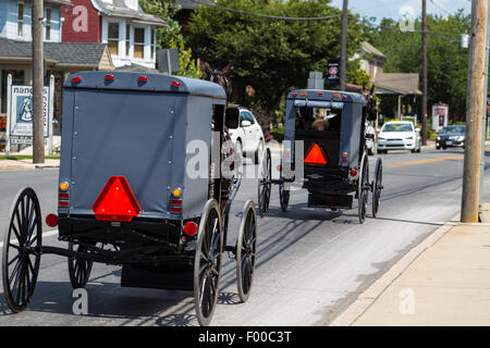 Amish buggies condividono la carreggiata in Lancaster County, PA. Foto Stock