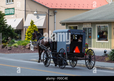 Amish buggies condividono la carreggiata in Lancaster County, PA. Foto Stock