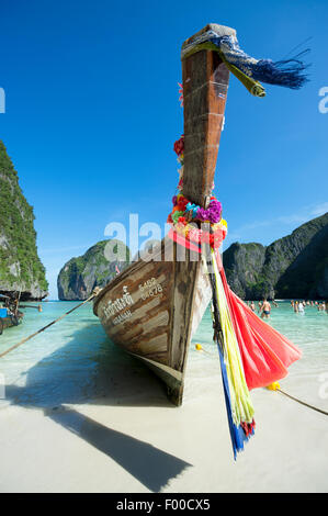 MAYA BAY, Tailandia - 12 novembre 2014: Decorative anta nastri appendere dalla prua di legno tailandese longtail boat in Maya Bay. Foto Stock