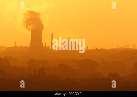 Impianto di potenza elettrica da parte di sunrise nella nebbia, Belgio Foto Stock