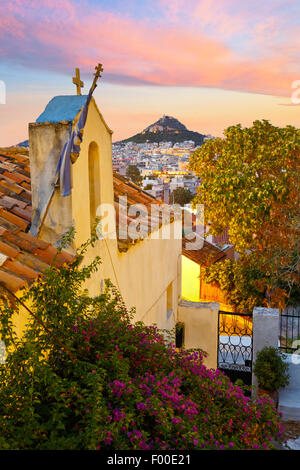 Vista della collina di Lycabettus e una piccola chiesa greco-ortodossa di Anafiotika, Atene. Foto Stock