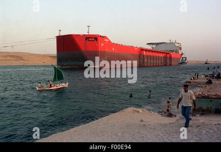 Canale di Suez, Egitto -- 10 settembre 2002 -- la shell petroliera/recipiente di stoccaggio/mobile/raffinatore multi uso piattaforma, il Bonga, in transito attraverso il canale di Suez, EN ROUTE A LONDRA dalla Malaysia. Foto di Barry Iverson Foto Stock