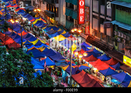 Il mercato notturno di Kuala Lumpur durante il mese di Ramadan. Foto Stock