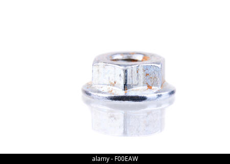 Ripresa macro di un dado a vite con macchie di ruggine e di riflessione isolato su bianco Foto Stock