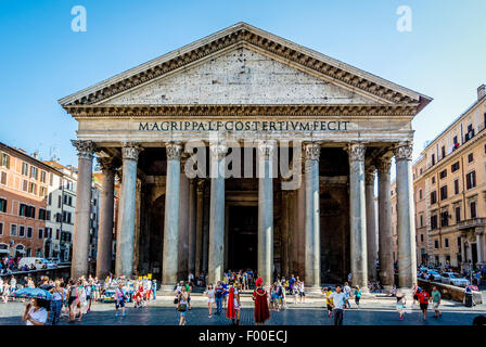Il portico e il pilastro del Pantheon. Antico tempio romano. Ora una chiesa cristiana. Roma, Italia. Foto Stock