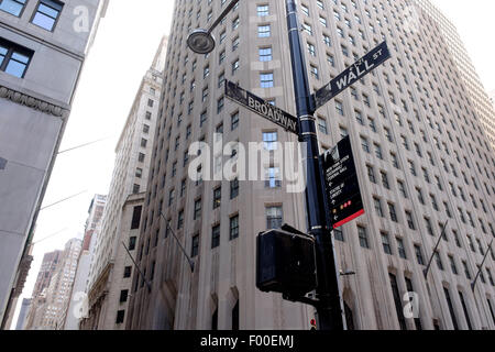 Angolo di Wall St e segno di Broadway a New York, NY, STATI UNITI D'AMERICA, Stati Uniti d'America in estate. Foto Stock