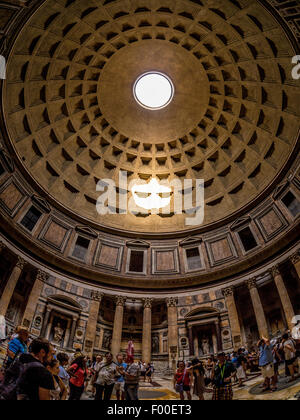 Obiettivo Fisheye colpo di occhio e l'interno del Pantheon. Antico tempio romano. Ora una chiesa cristiana. Roma, Italia. Foto Stock