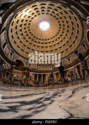 Obiettivo Fisheye colpo di occhio e pavimento in marmo del Pantheon. Antico tempio romano. Ora una chiesa cristiana. Roma, Italia. Foto Stock