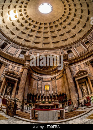 Obiettivo Fisheye colpo di alta alterare, abside e occhio all'interno del Pantheon. Roma Italia Foto Stock