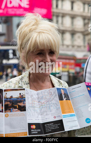 Piccadilly Circus, UK. 5 agosto 2015. Barbara Windsor MBE uniti volontari da parte del team di Londra Benvenuto Visitatore programma che aiutare i visitatori della capitale di questa estate di ottenere il massimo dal loro viaggio Credito: Keith Larby/Alamy Live News Foto Stock