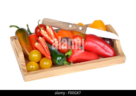 Diversi tipi di peperoncini, paprikas e pomodori su un vassoio in legno Foto Stock