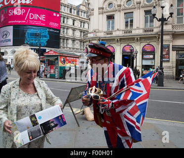 Piccadilly Circus, UK. 5 agosto 2015. Barbara Windsor MBE chat con un uomo dalla Brittania negozio di souvenir in Piccadilly Circus London Credit: Keith Larby/Alamy Live News Foto Stock