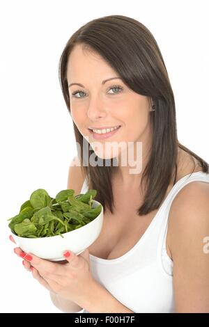 Giovane donna vaschetta di contenimento di prodotti freschi pronti a cuocere gli spinaci sani ortaggi a foglia isolata contro uno sfondo bianco con copia spazio e tracciato di ritaglio Foto Stock