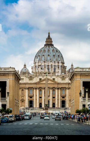 Basilica di San Pietro e Piazza San Pietro. vista da Via della Conciliazione. Roma Italia Foto Stock
