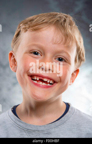 Sei sorridente anno vecchio ragazzo con dente divario Foto Stock