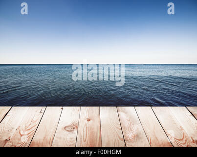 Il molo di legno sul blu del mare e del cielo lo sfondo Foto Stock