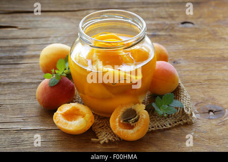 Pesche in scatola frutto in un vasetto di vetro Foto Stock