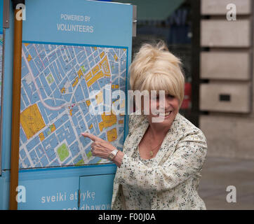 Piccadilly Circus, UK. 5 agosto 2015. Barbara Windsor MBE uniti volontari da parte del team di Londra Benvenuto Visitatore programma che aiutare i visitatori della capitale di questa estate di ottenere il massimo dal loro viaggio Credito: Keith Larby/Alamy Live News Foto Stock