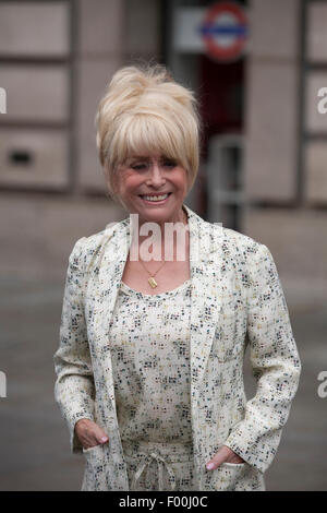 Piccadilly Circus, UK. 5 agosto 2015. Barbara Windsor MBE in Piccadilly Circus Credito: Keith Larby/Alamy Live News Foto Stock