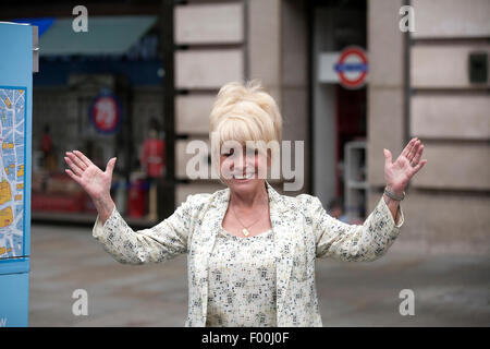 Piccadilly Circus, UK. 5 agosto 2015. Barbara Windsor MBE in Piccadilly Circus Credito: Keith Larby/Alamy Live News Foto Stock