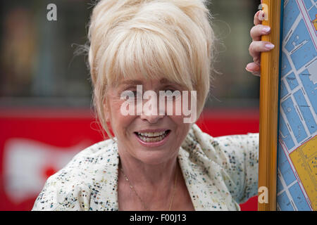 Piccadilly Circus, UK. 5 agosto 2015. Barbara Windsor MBE in Piccadilly Circus Credito: Keith Larby/Alamy Live News Foto Stock