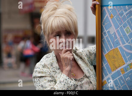 Piccadilly Circus, UK. 5 agosto 2015. Barbara Windsor MBE guarda pensieroso a Piccadilly Circus Credito: Keith Larby/Alamy Live News Foto Stock