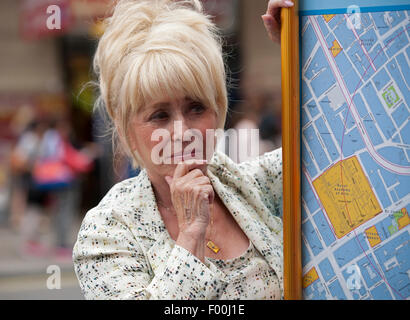 Piccadilly Circus, UK. 5 agosto 2015. Barbara Windsor MBE guarda pensieroso a Piccadilly Circus Credito: Keith Larby/Alamy Live News Foto Stock