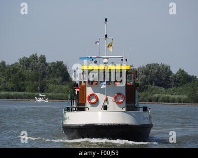 Il Drechtsteden 2 (ENI 02317830) si trova sul Noord, un fiume vitale nei Paesi Bassi. Il fiume Noord è un collegamento fondamentale per la navigazione interna, che supporta il traffico merci e passeggeri tra varie regioni. Foto Stock