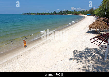 Sokha beach, a Sihanoukville, Cambogia, White Sands, blu cielo, mare blu, palm capanne, jogging, riparazione dei rifugi Foto Stock