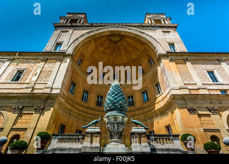 Pigna di bronzo e peacock Statue nei giardini presso i Musei Vaticani. Roma. L'Italia. Foto Stock