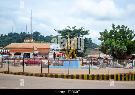 Obuasi nella regione di Ashanti del Ghana, una città costruita intorno alle miniere d'oro di Anglogold Ashanti: il gold miner statua Foto Stock