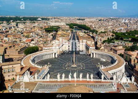 Piazza San Pietro shot dalla cupola della Basilica di San Pietro. Città del Vaticano, Roma. L'Italia. Foto Stock