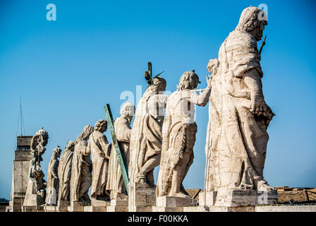 Statue sulla Basilica di San Pietro. Piazza San Pietro. Città del Vaticano. Roma. Italia. Foto Stock