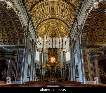 Il transetto, Basilica di San Pietro, Roma, Italia Foto stock - Alamy