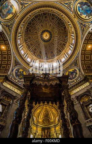 Bernini baldacchino e la cupola della Basilica di San Pietro. Città del Vaticano, Roma. L'Italia. Foto Stock