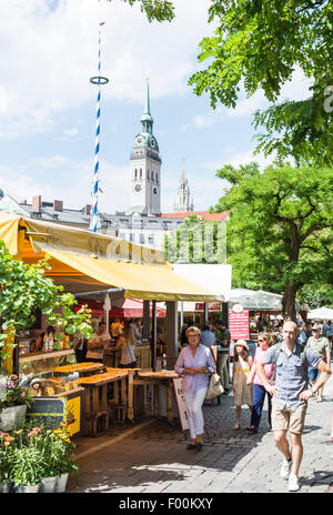 Monaco di Baviera, Germania - 20 Luglio: persone al Viktualienmarkt Monaco di Baviera, Germamy sulla luglio 20, 2015. Foto Stock