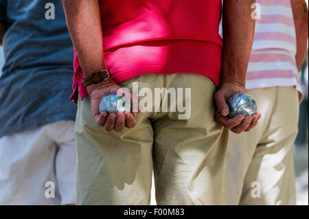 L'Europa, Francia, Var, Saint-Tropez. Place des Lices. L'uomo giocando a bocce. Foto Stock