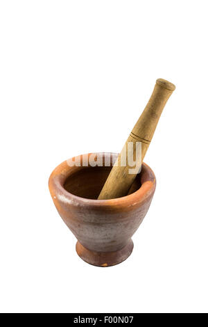 Mortaio e pestello di legno isolato su sfondo bianco Foto Stock