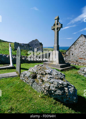 Abbazia Bardsey cimitero con abbazia rimane e il Victorian Celtic-style memorial al leggendario 20.000 santi detto di essere sepolto sull'isola. Foto Stock