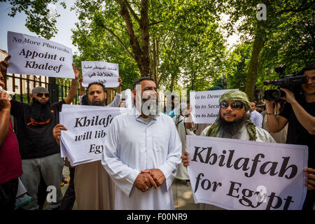 Londra, Regno Unito. 5 agosto 2015.FILE PIX: islamista radicale Anjem Choudary caricato con incoraggiante sostegno per uno Stato islamico (ISIS) Foto scattata xii di luglio, 2013. Credito: Guy Corbishley/Alamy Live News Foto Stock