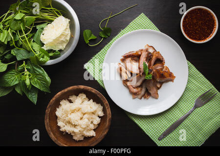 Grill collo di maiale con verdure, piccante salsa di immersione e di riso appiccicoso Foto Stock