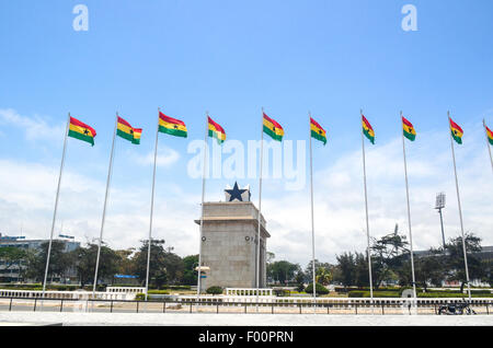 Bandiere del Ghana presso la piazza Indipendenza e la stella nera cancello in Accra, Ghana Foto Stock