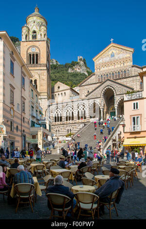 Caffè all'aperto in Piazza Duomo sotto Cattedrale di Sant'Andrea o Duomo di Amalfi Amalfi, Campania, Italia Foto Stock