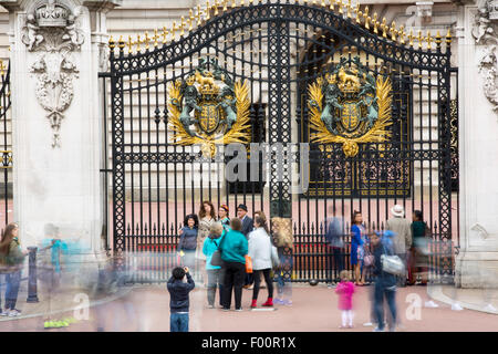 I turisti posano per un autoritratto usando un telefono cellulare al di fuori Buckingham Palace, London, Regno Unito. Foto Stock
